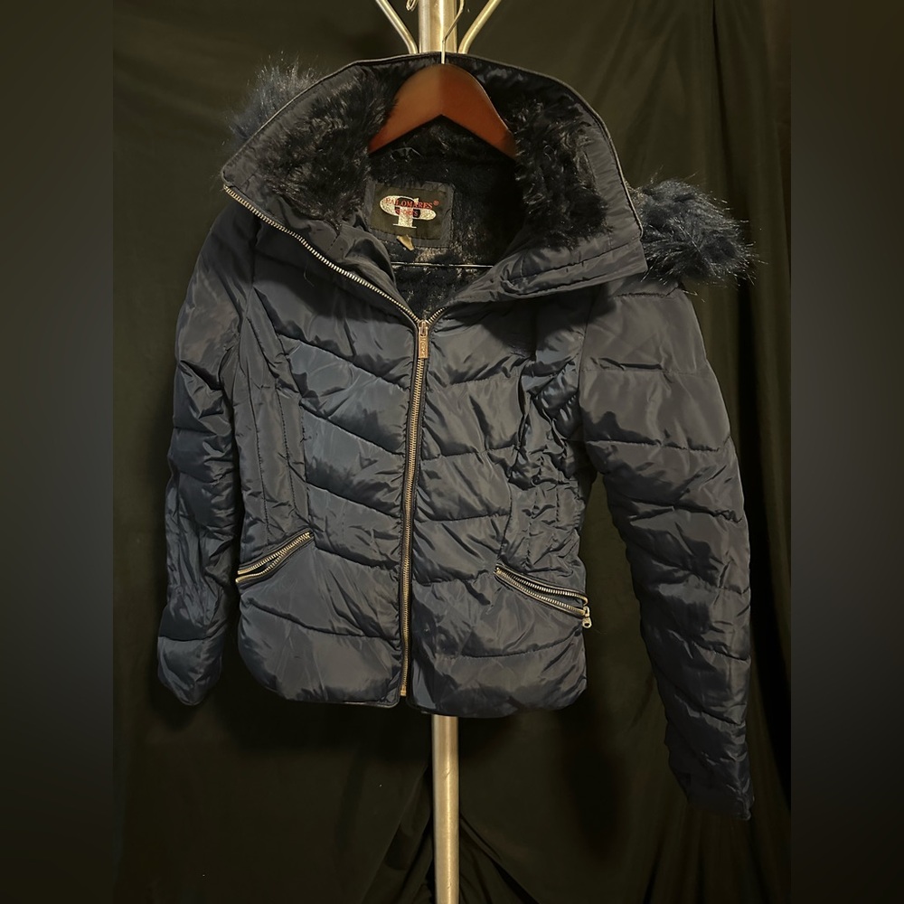 Stylish Navy Puffer Jacket with Faux Fur Trim